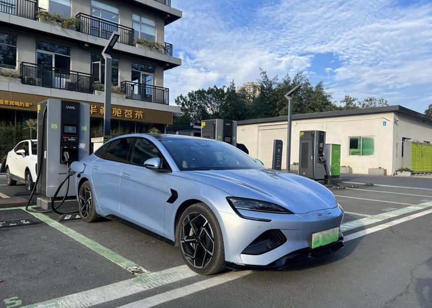 20万预算！海豹荣耀版和小米SU7怎么选？