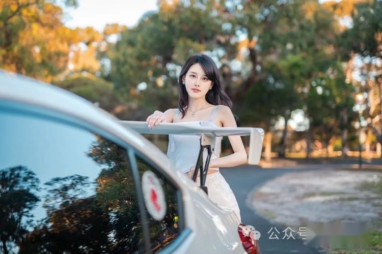 樱花粉点缀的竞技风11代斯巴鲁WRX STI，小姐姐都表示无法抗拒