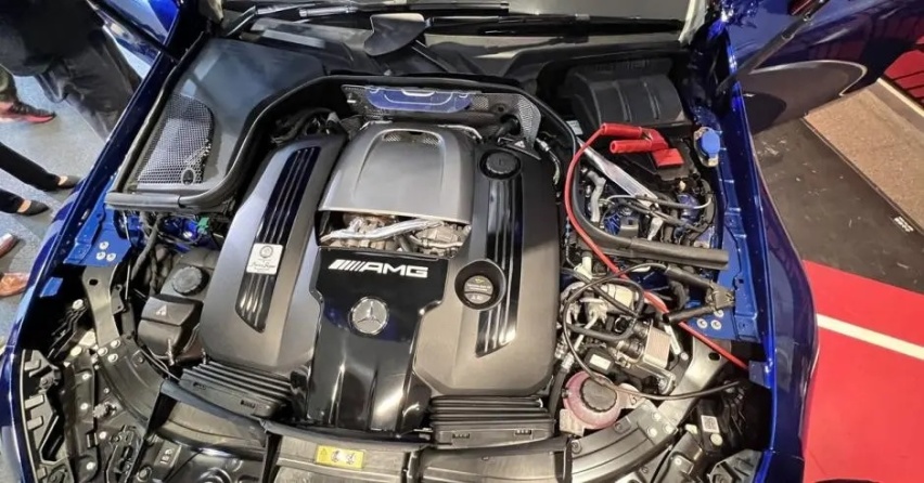 这台AMG GT63的重点在于动力，4.0T双涡轮加电动机强动力