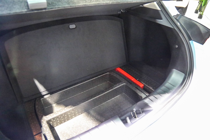 定位紧凑型纯电动 SUV 深港澳车展实拍几何 C