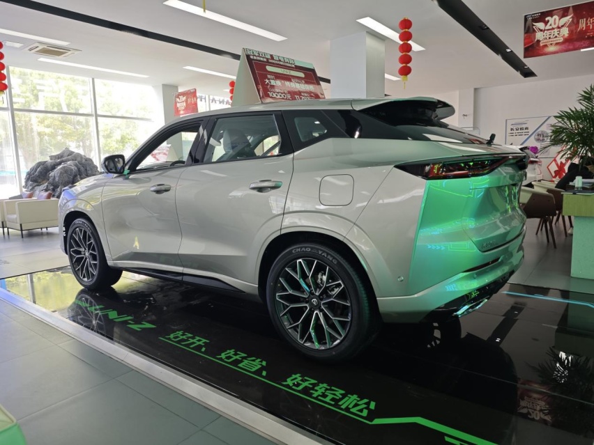 10万出头插混SUV，长安UNI-Z到店实拍，会比宋PLUS更香吗？