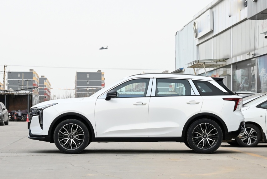 两款适合毕业生代步的小型SUV：10万即高配，颜值也到位