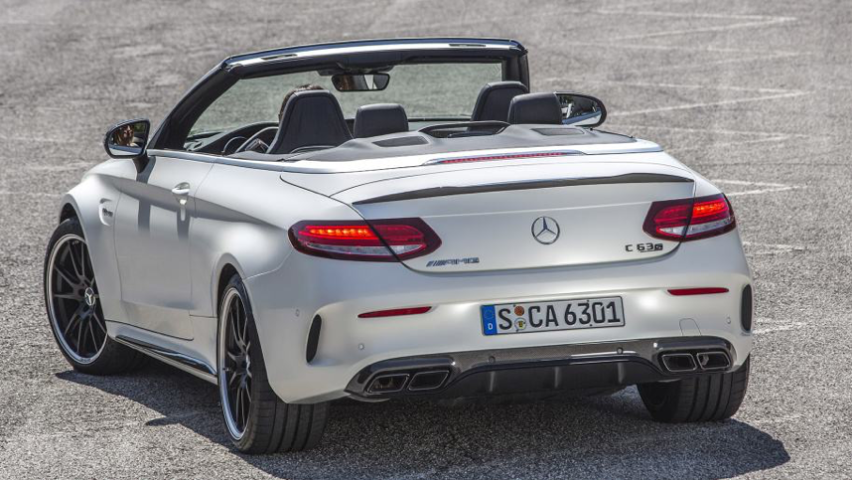 奔驰AMG C63烧胎画出四个圈调戏奥迪
