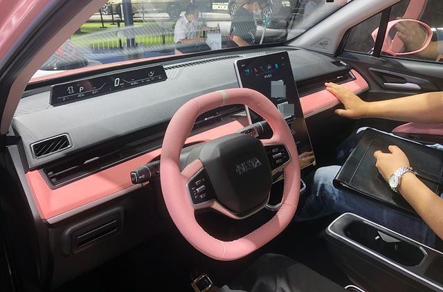 便宜又好看的女性代步车，实拍哪吒V魔女版，售7.29万