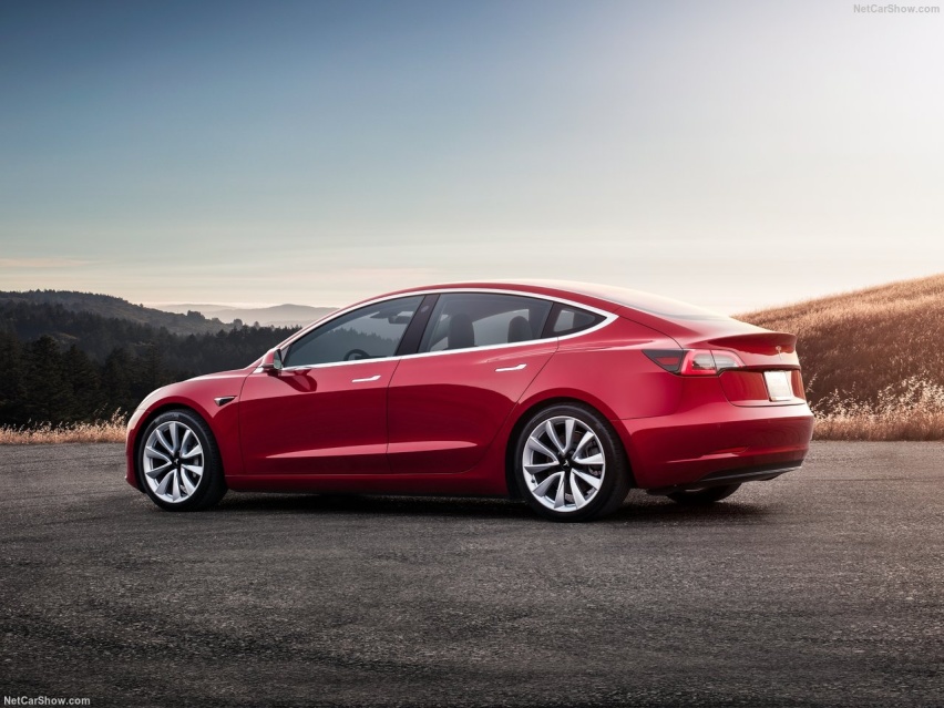 特斯拉Model 3滑进30万，官宣调价