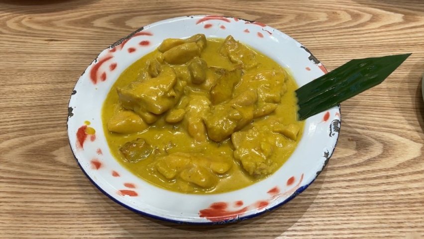 北京美食榜第一险些翻车 开路虎卫士打卡迷你椰泰式大排档