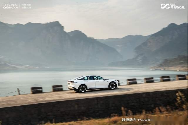 16小时跑完1200km奇境之旅，深蓝SL03释放科技“原力”