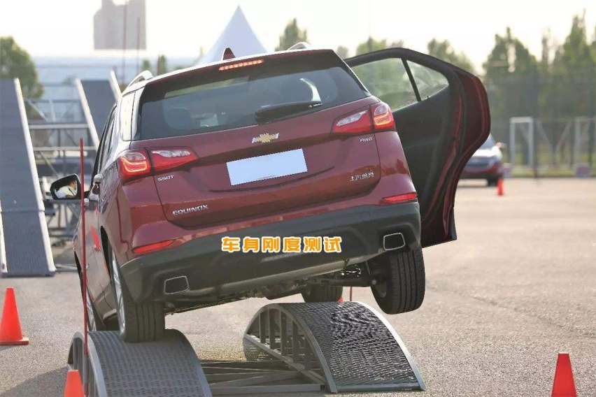 车在举升机上有点倾斜，这样会导致车架变形吗？