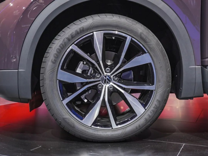 30万买宝马X7一样大的SUV！这车坐得舒服还跑得稳
