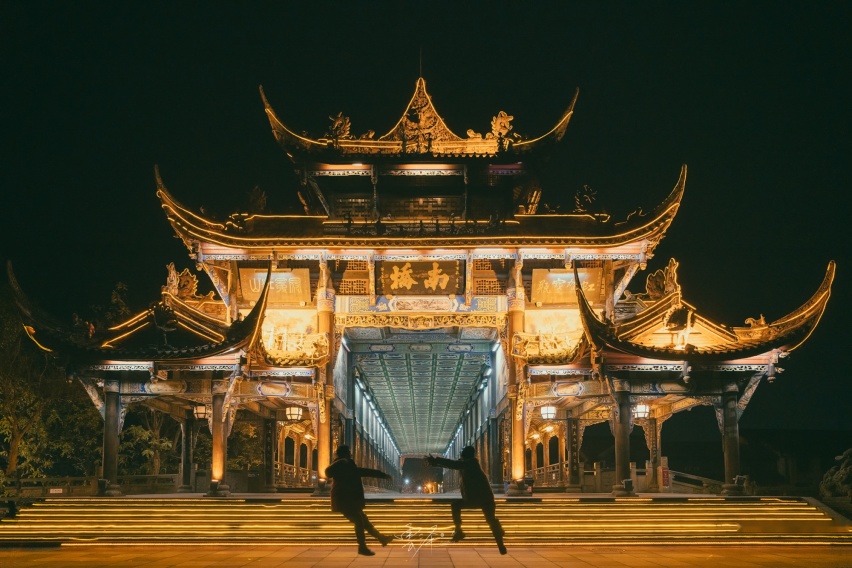 自驾都江堰，摄影师带你看看南桥，今晚的游客很稀少