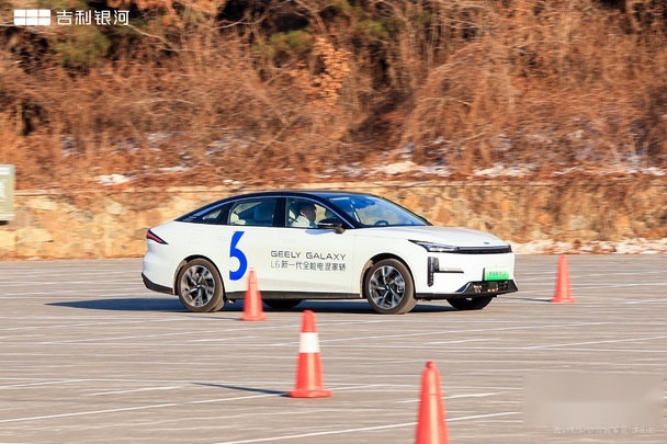 银河L6与银河L7采用神盾电池安全系统，一体式热成型钢门环，底盘采用前麦弗逊后多边杆，等等。总体来说，喜欢通过性更好的SUV车型，银河L7是不错的选择，对操控有更高要求，喜欢驾乘更舒适的家轿，银河L6更适合。银河L6与银河L7作为10万-20万之内的两款车型，从性能、节能、智能方面优势突显，“不比不试不卖”的宣传口号，可见其对产品力的底气十足，吉利银河系列车型，为车友提供了更多选择。