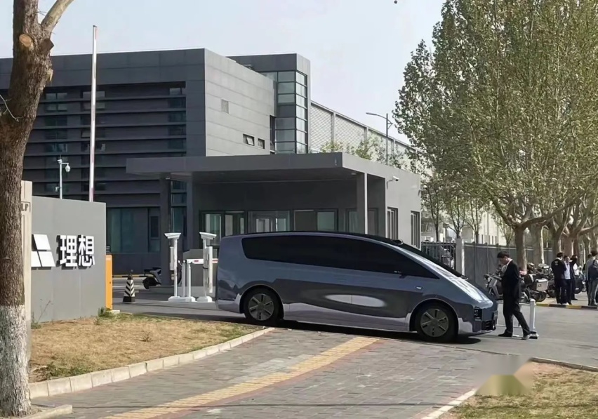 理想首款MPV车型曝光！神似丰田子弹头普瑞维亚？