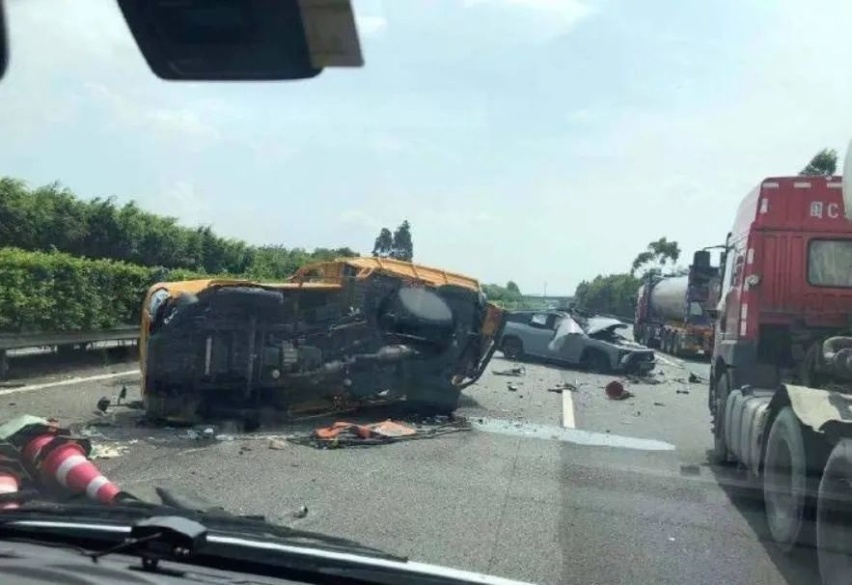 “锁电门”致广丰车主维权、连锁品牌创始人驾驶蔚来ES8车祸身亡