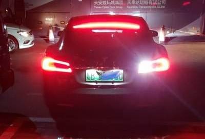 停车时发现左边倒车灯不亮，倒车灯为什么有些车只装一个？