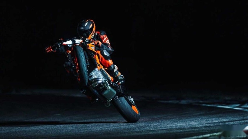 全新KTM 1290超级公爵EVO版配备半主动悬架