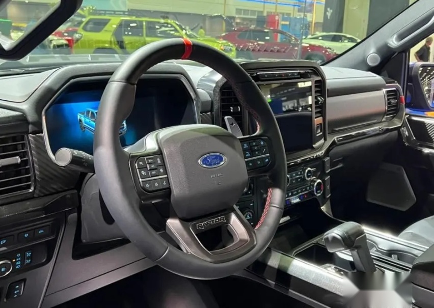 福特F-150猛禽R，配5.2L V8发动机，适合重度越野