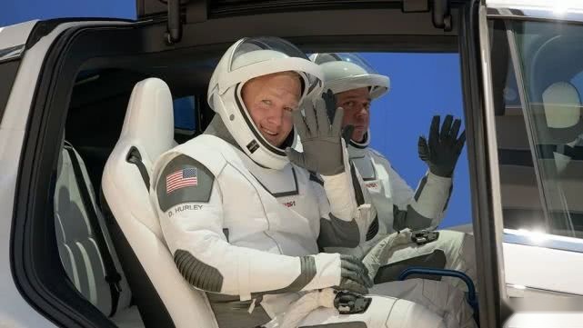 SpaceX载人上太空：九个关键阶段与两位优秀的宇航员