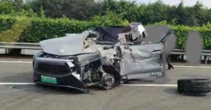 特斯拉又撞了，这次是撞美国警车