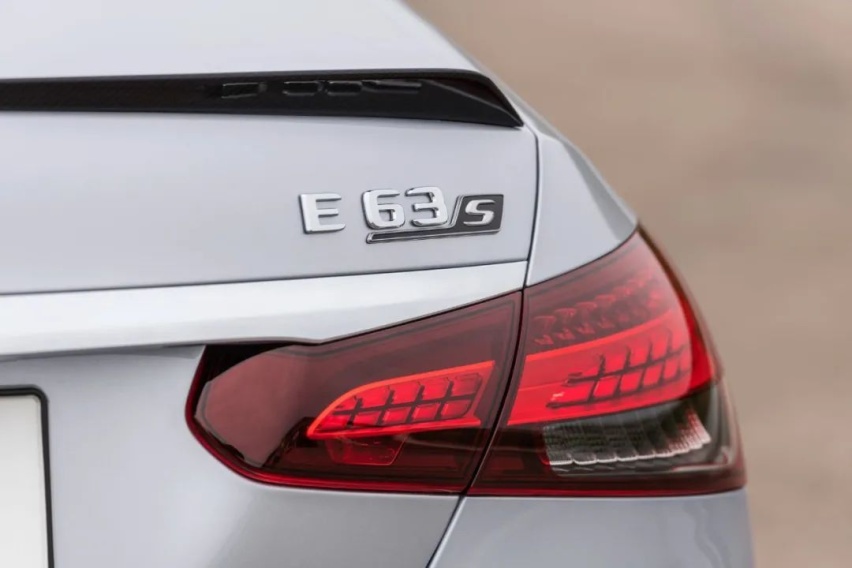 新款宝马M5 vs 奔驰E63 AMG，看完就知道怎么选了！