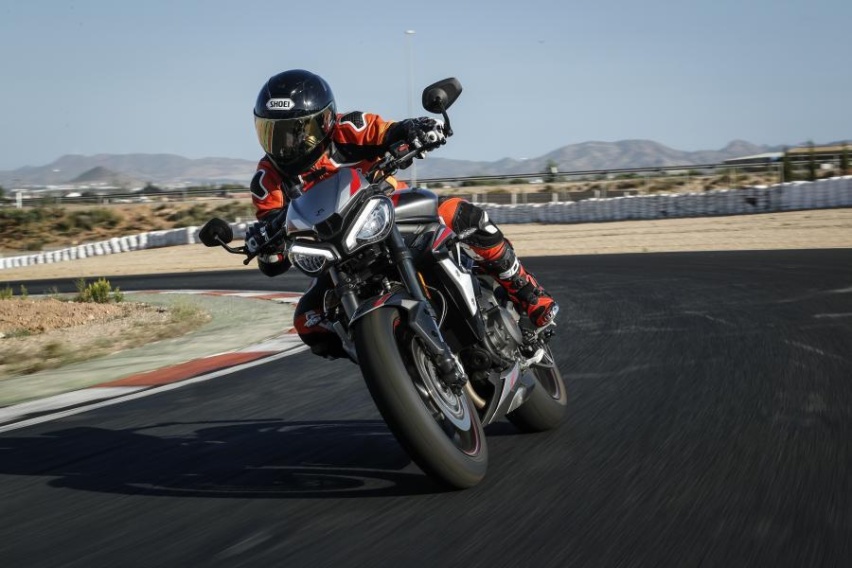 MT-09/Z900/STREET TRIPLE RS对比