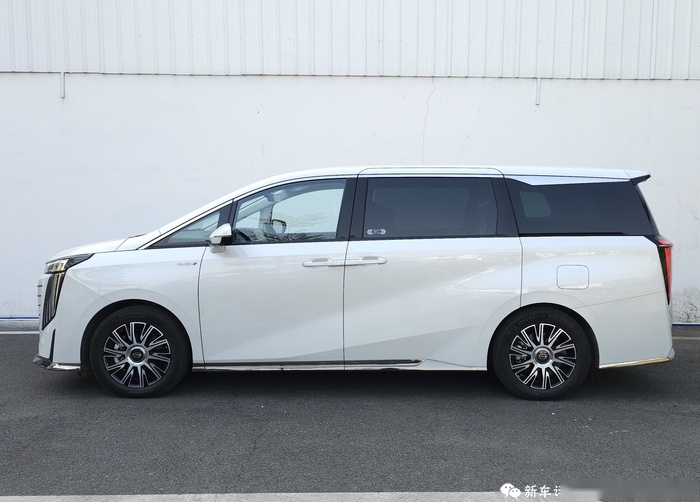 广汽传祺E9试驾：2.2L油耗，33万不到！真平民埃尔法？