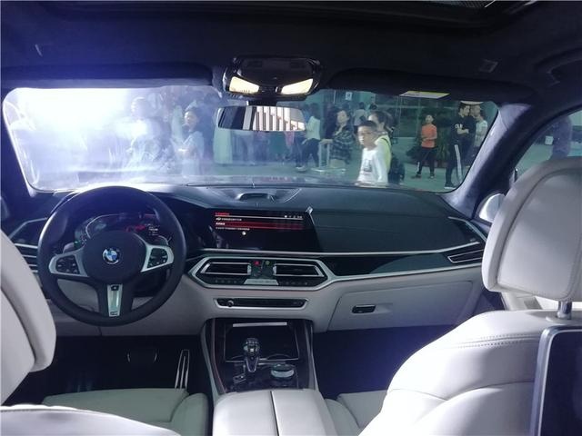 在山城享旗舰车型的豪华风范，BMW以极致之悦强化情感共鸣