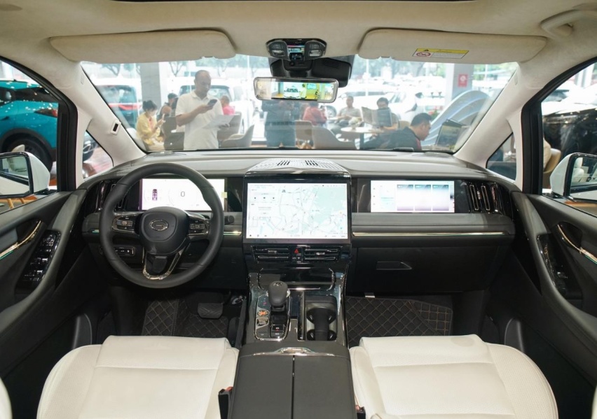 传祺E9配置分析，独特360度环绕气囊，2.0T+GMC400两档变速