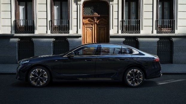 全新BMW 5系震撼上市，不论油电，树立智能豪华新标杆