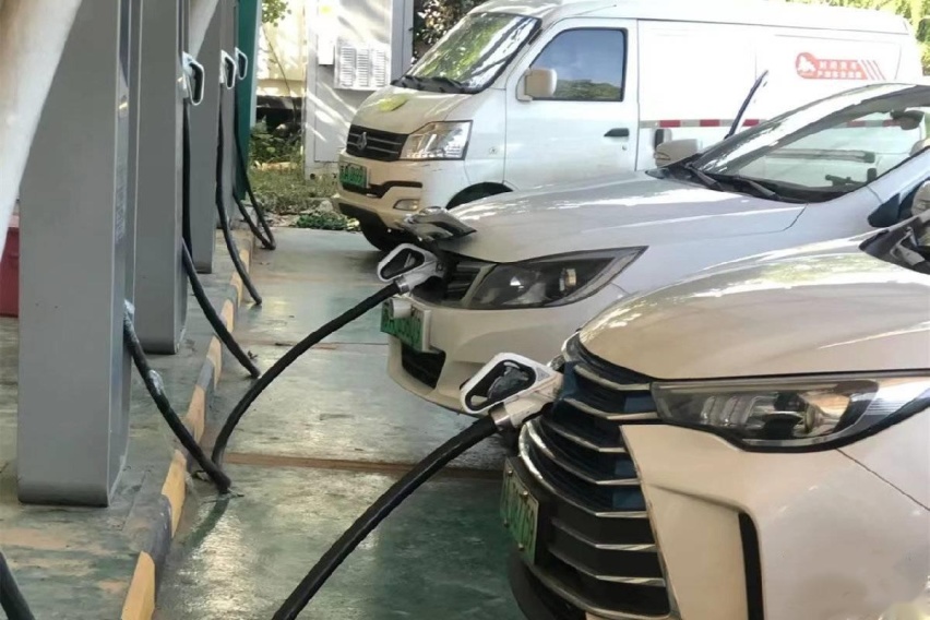 五一高速堵车,揭开了新能源汽车的“遮羞布”,车主:考虑换油车