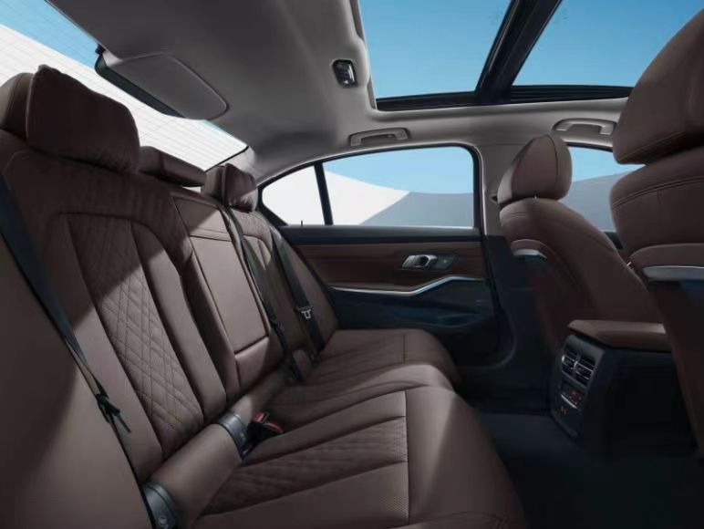 全新宝马BMW i3：外观时尚年轻，内饰科技感十足，让电动更运动