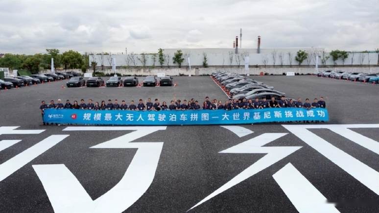 “智者先行 强者加冕” 极狐汽车携三款五车登陆武汉车展