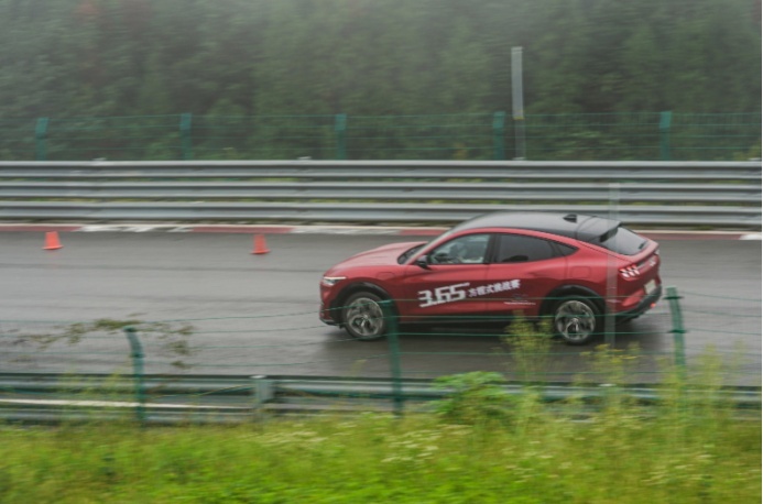 试驾福特Mustang Mach-E：和大排量自吸车开起来没区别！