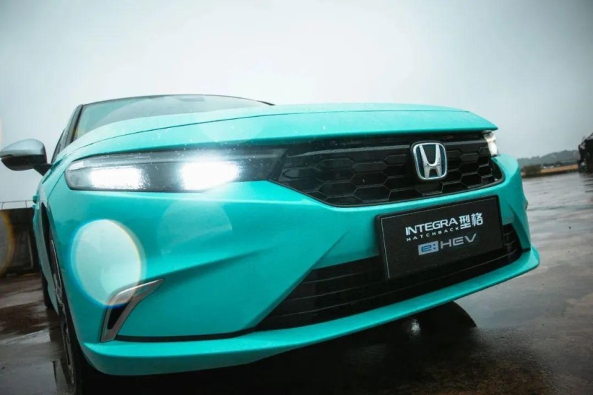 什么是年轻人该玩的车，五门轿跑型格HATCHBACK给你答案