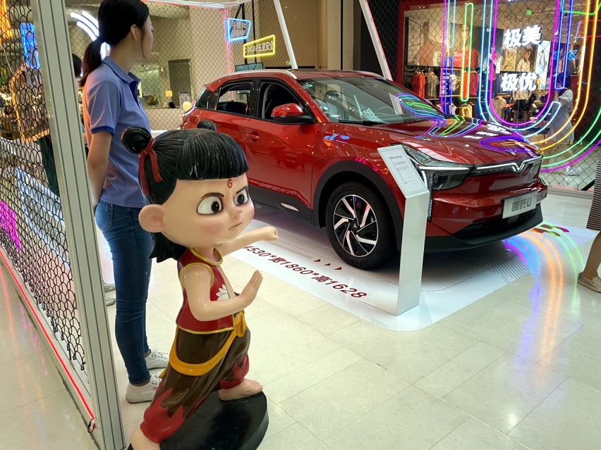 外观神似特斯拉Model 3？哪吒V官方图片曝光，三季度首秀