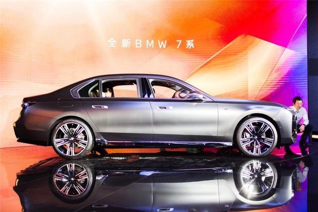 只说新7系外观内饰：这双“眼睛”略不懂，内部专属味儿更浓了