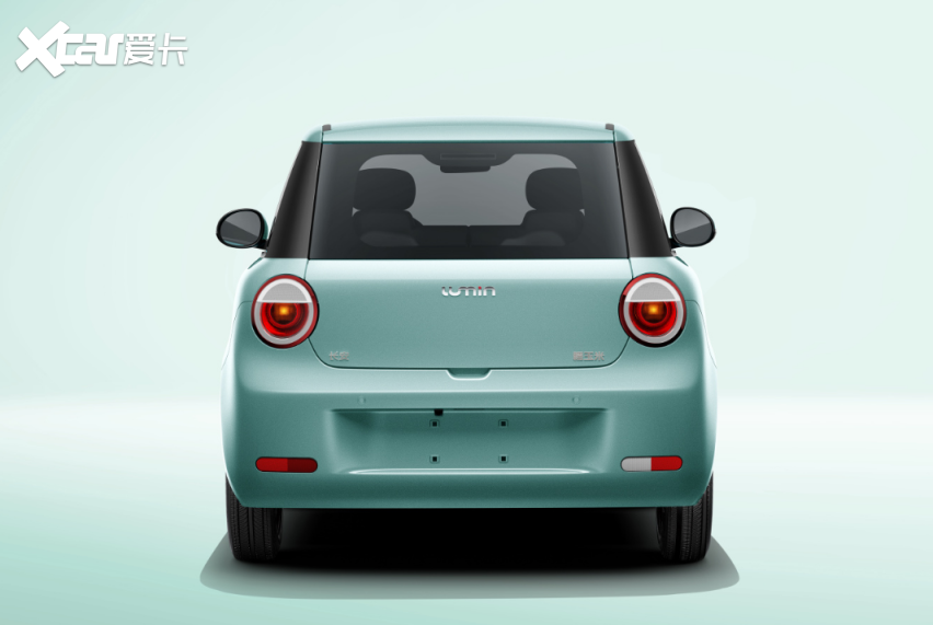 整体造型比宏光miniev等同类车型更宽大,除了同样采用了单开门的设计