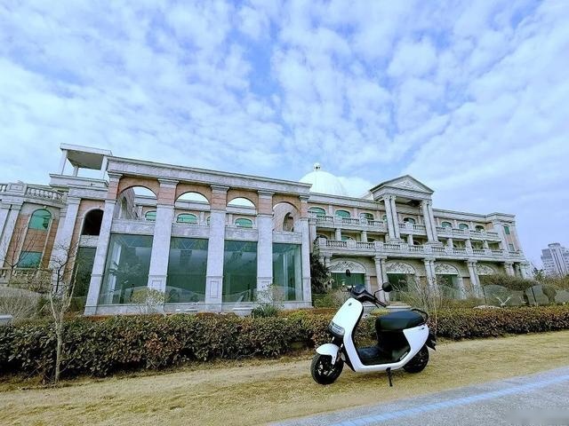 实测九号电动车E100，告诉你它是如何把小牛拍晕在沙滩上的