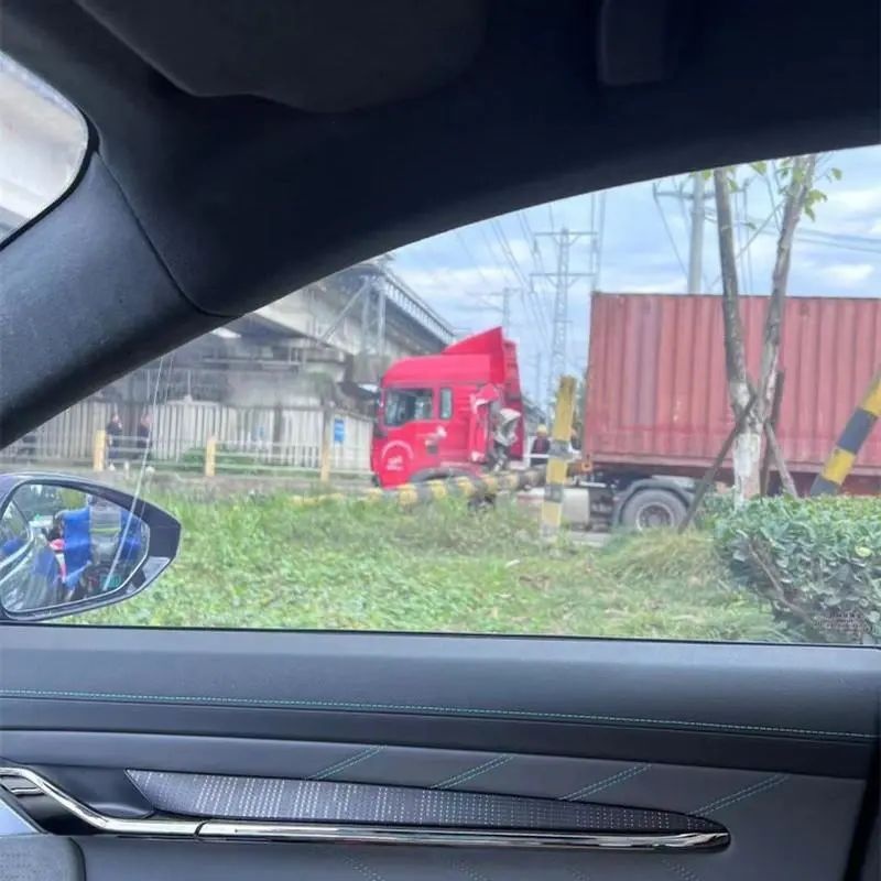 还没完，温州又一特斯拉失控引发多车事故，这次不是刹车问题
