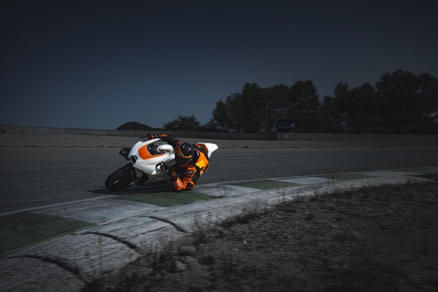 2024KTM RC8C月底开卖，135匹马力仅重142公斤