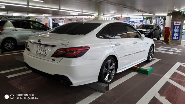 全新第15代皇冠街头实拍，配3.5L V6发动机，售价30万
