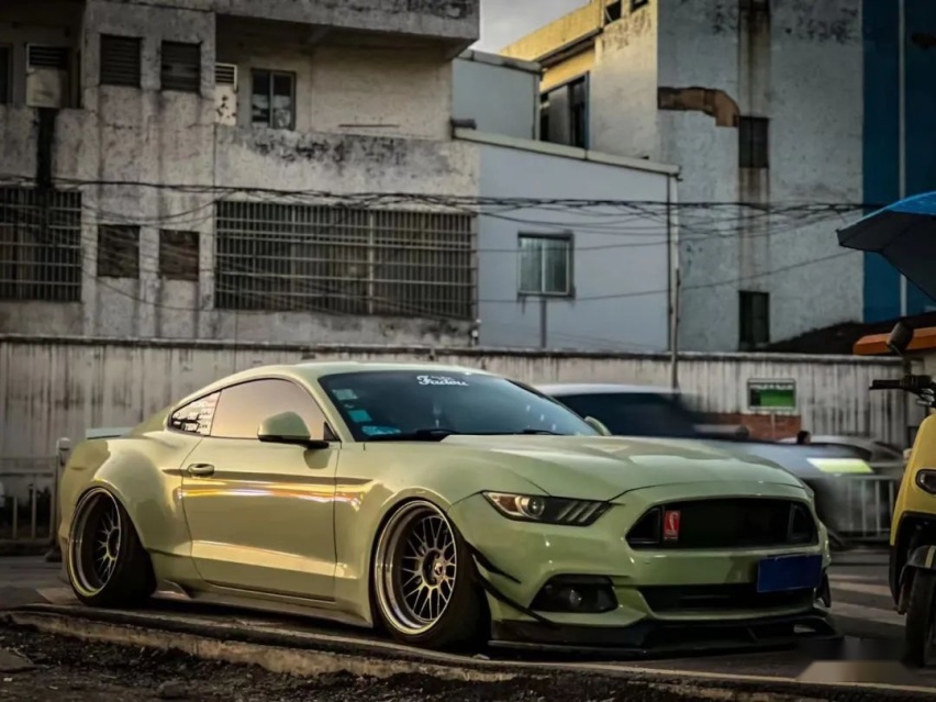 宽体姿态风的福特Mustang，倾角太大一天脱了4次胎？