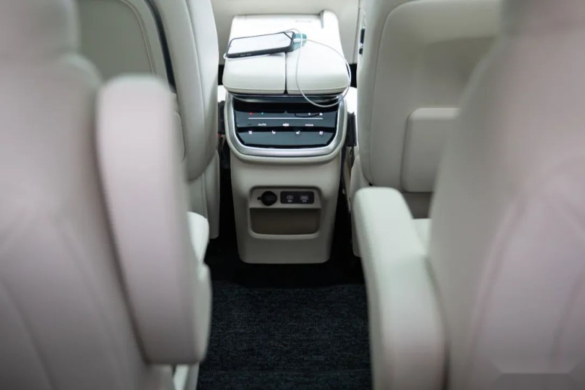 30万、插混、大六座SUV，这杯“蓝山”要硬刚理想L8？