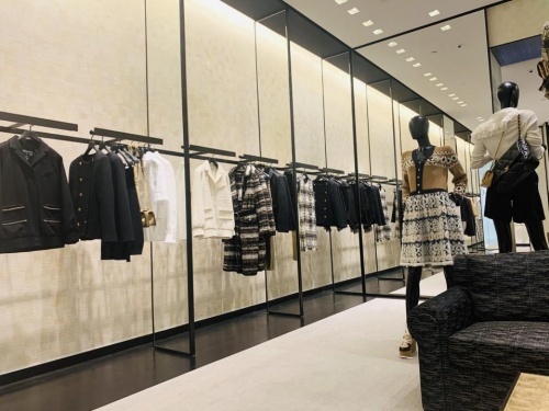 又是国金shopping的一天，遇到了林肯航海家车主
