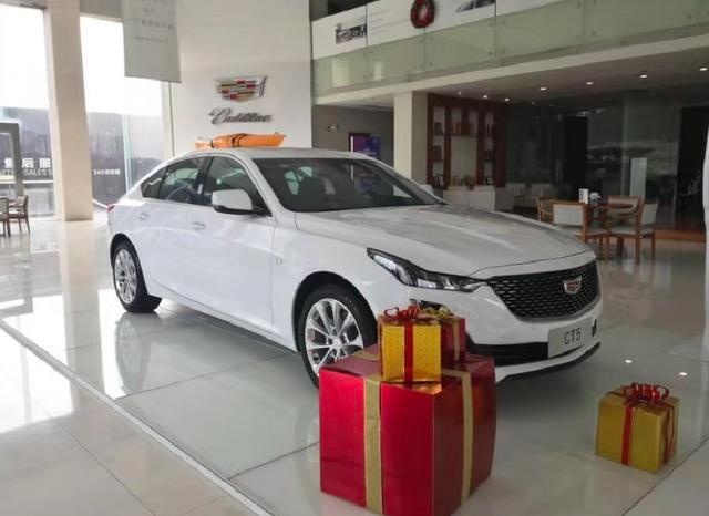 豪华与个性并存，全新凯迪拉克CT5到店实拍