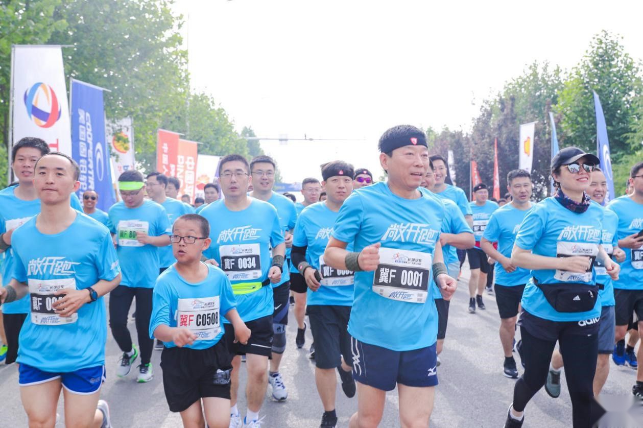 魏建军带高管团开跑马拉松，奥运冠军领跑，据说赛道就值300亿