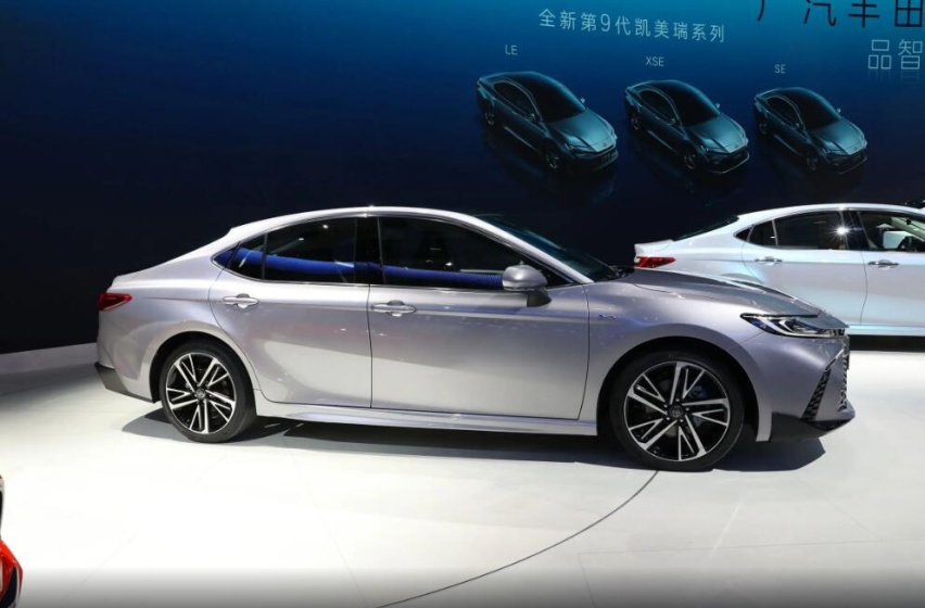全新第九代凯美瑞加量还降价！卖17.18万，油耗4.2L，续航1200