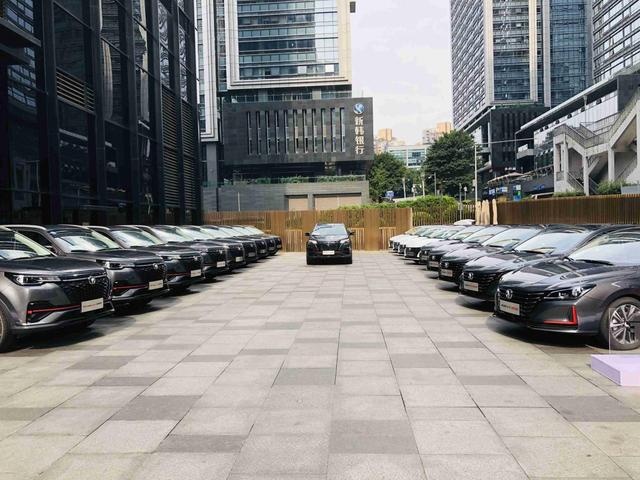 试驾长安蓝鲸版新车，驰骋魔幻山城，打卡网红景点，感受