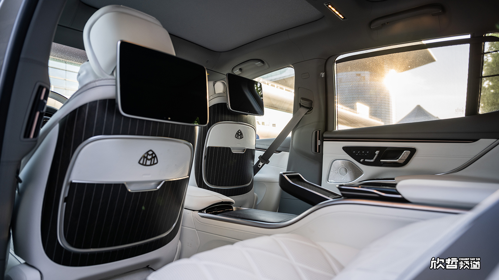���ܿ���ح�򵥷���һ�� �������ͺ�EQS SUV ��ҹ��