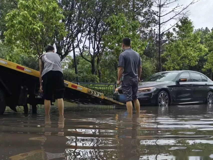 几位宝马车主雨季出行遇到突发意外，是谁帮助他们快速脱困？