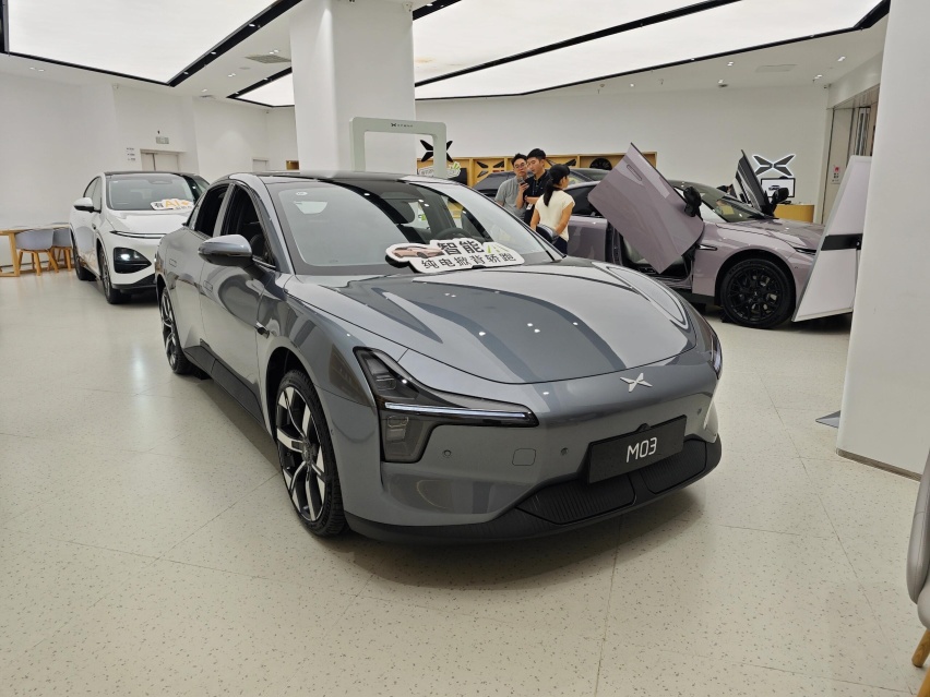 小鹏MONA M03到店实拍，大过Model 3配掀背尾门